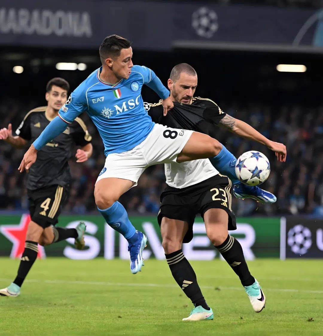 包含国际比赛日那不勒斯备战NBA总决赛；临场应变细节曝光；底气十足；控场能力受关注的词条